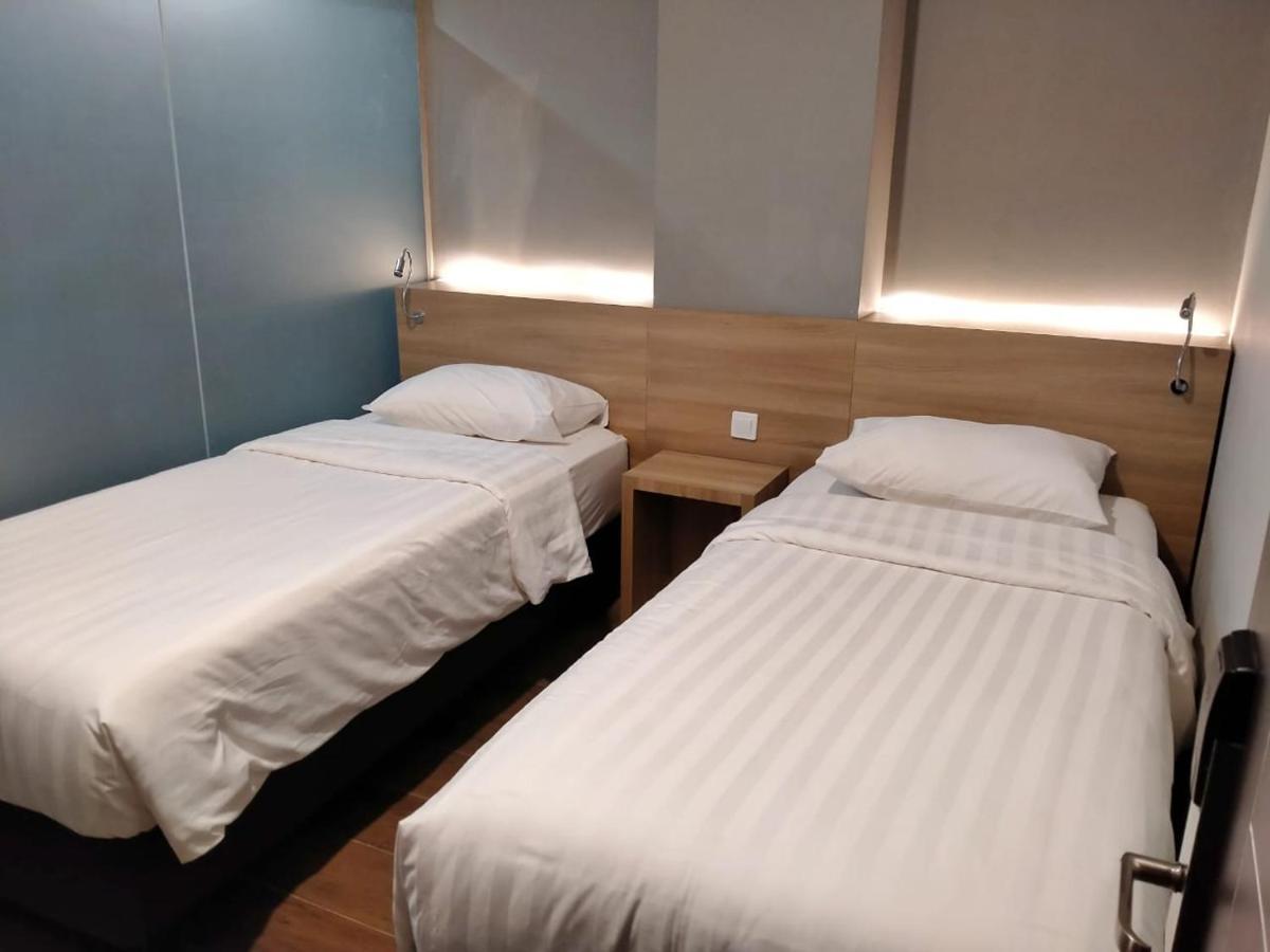 Hotel Marina Airport Семаранг Екстериор снимка