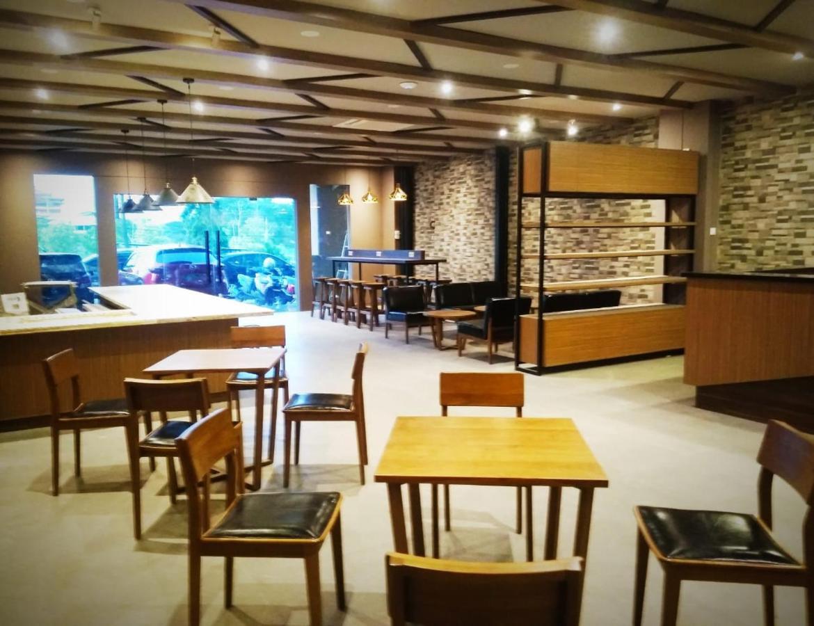 Hotel Marina Airport Семаранг Екстериор снимка